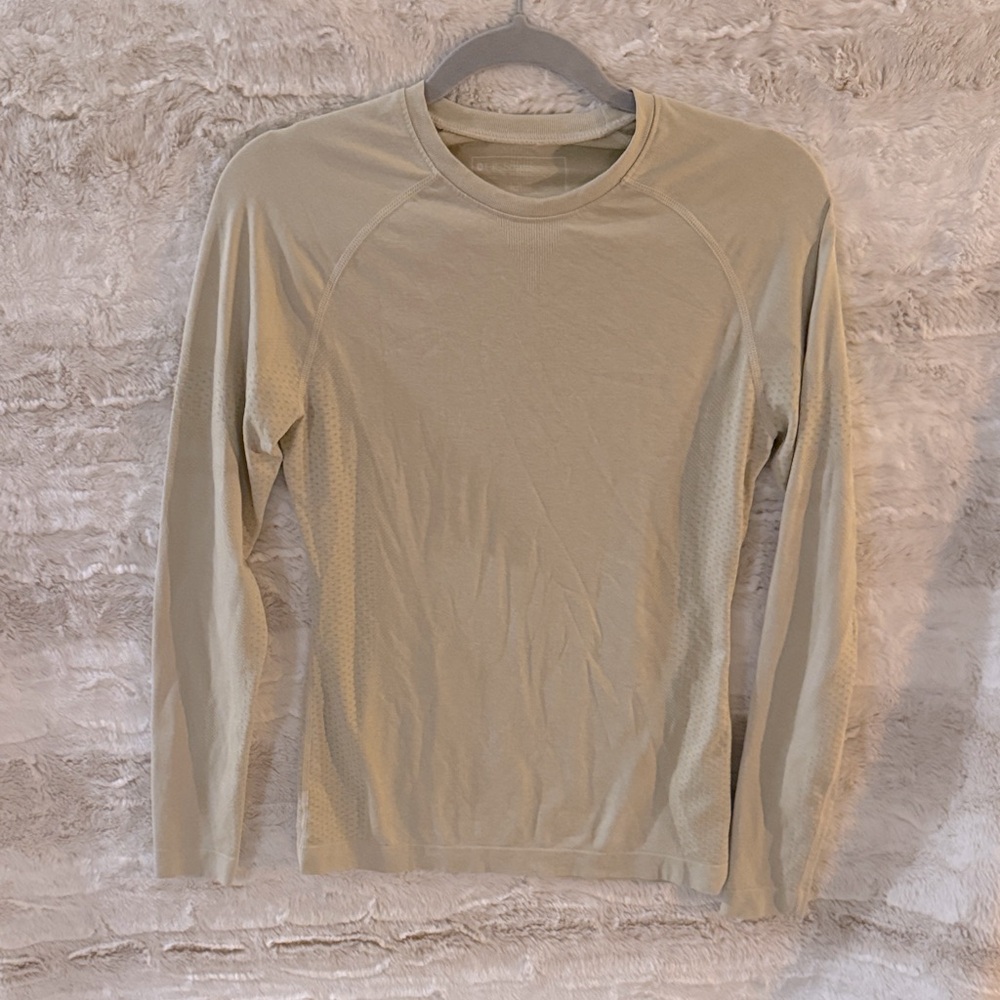 Salta Seamless Longsleeve Underscrub in a beige/sandy brown